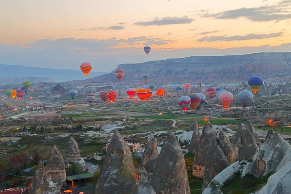 Preparazione palloncini per il decollo sulle montagne della Cappadocia . — Foto Stock