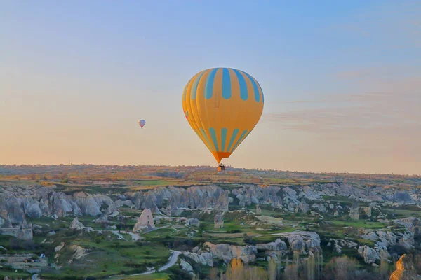 Tranquillo volo sulle montagne in mongolfiera all'alba . — Foto Stock