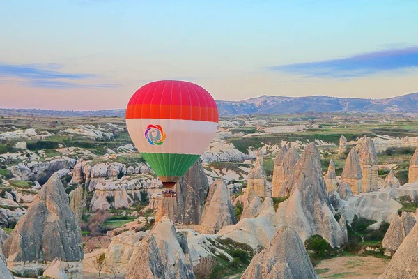 Tranquillo volo in mongolfiera sulle montagne della Cappadocia nell'orecchio — Foto Stock