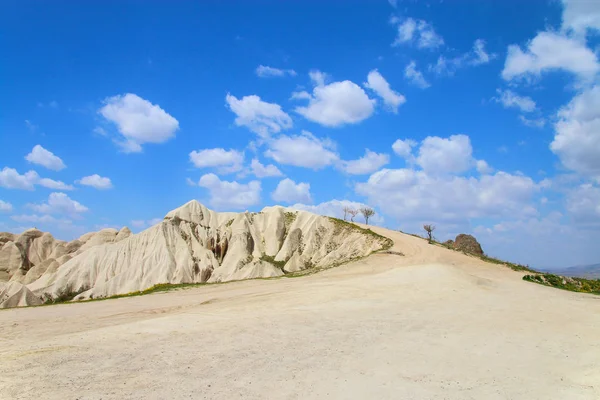 Paisaje con una montaña inusual y cielo azul . —  Fotos de Stock