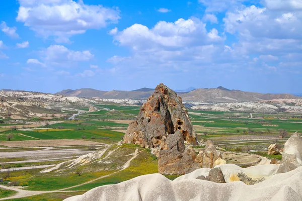 Valle entre las montañas en Capadocia . —  Fotos de Stock