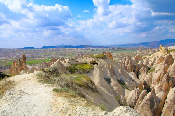 Paesaggio con montagne della Cappadocia di insolita bellezza . — Foto Stock