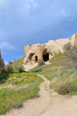 Göreme'deki dağlardaki eski bir mağara kilisesinin kalıntıları