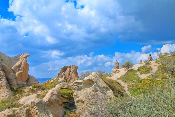 Pintorescas laderas de las montañas de Capadocia bajo el calabozo —  Fotos de Stock