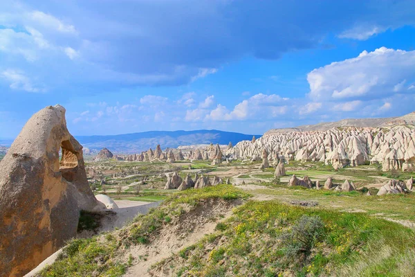 Dolina krajobrazowy w górach starożytnej Kapadocji. — Zdjęcie stockowe