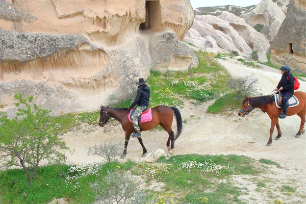 Paseos a caballo un hermoso sendero de montaña . —  Fotos de Stock