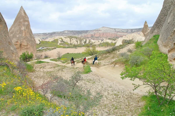 Paseos a caballo por las pintorescas montañas de Capadocia — Foto de Stock