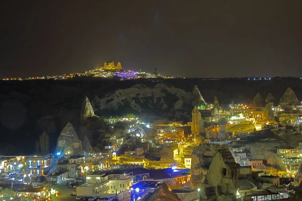 Paesaggio notturno della città di Goreme in Cappadocia . — Foto Stock