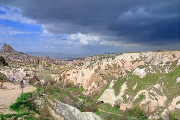 Cueva ciudad de Uchisar antes de la tormenta . —  Fotos de Stock