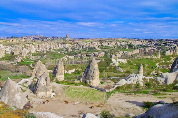 Fantástico paisaje de montaña Capadocia desde la cima del m —  Fotos de Stock