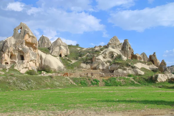 Kapadokya dağlarında atlar için ağıl. — Stok fotoğraf