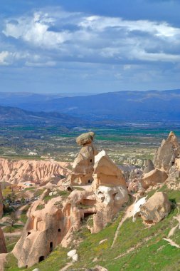 Dağdaki vadi üzerinde fırtına ~ appadocia.
