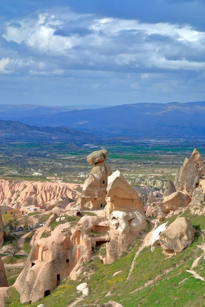 Dağdaki vadi üzerinde fırtına ~ appadocia.
