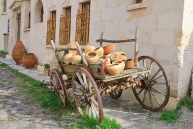 Seramik tabaklarla dolu eski araba.