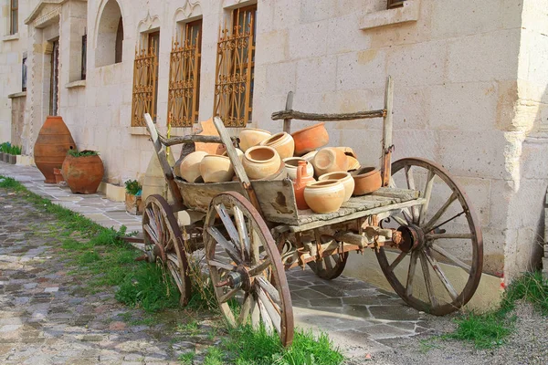 Seramik tabaklarla dolu eski araba.