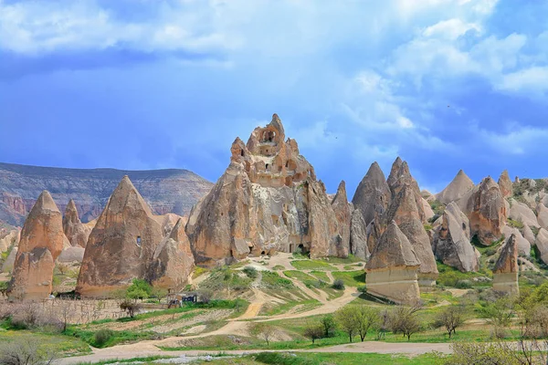 Paesaggio rurale con grotte abitative in Cappadocia Montana . — Foto Stock