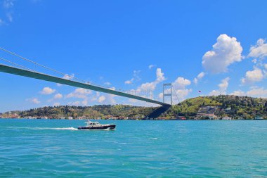 Üzerinde Boğaziçi Köprüsü.