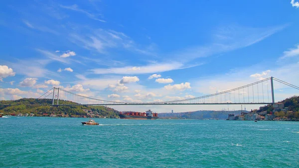 Ponte sullo stretto del Bosforo che collega l'Europa con l'Asia . — Foto Stock