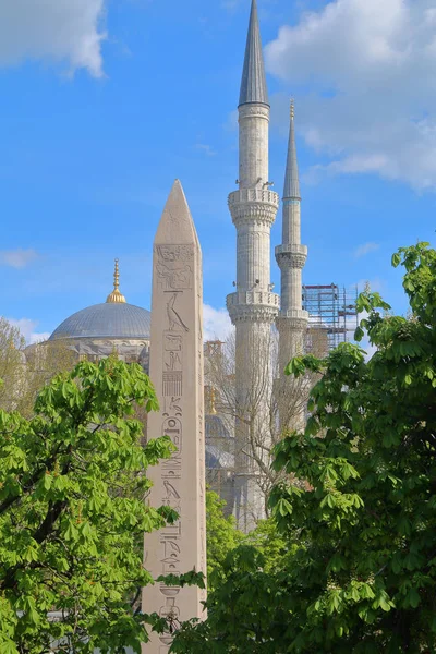 Οβελίσκος και μιναρέδες της Κωνσταντινούπολης. — Φωτογραφία Αρχείου