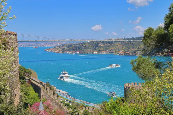 Paesaggio dello Stretto del Bosforo dall'alto del vecchio per — Foto Stock