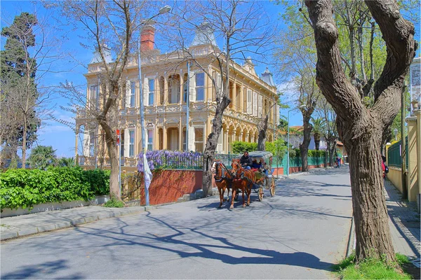 Villa in einer ruhigen Straße der Insel buyukada. — Stockfoto