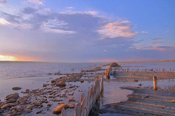 Pôr-do-sol pitoresco no estuário chamado Kuyalnik . — Fotografia de Stock