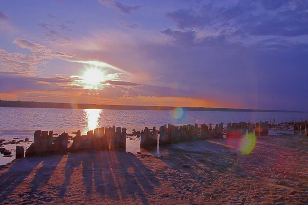 Pôr do sol no estuário depois de um dia nublado . — Fotografia de Stock