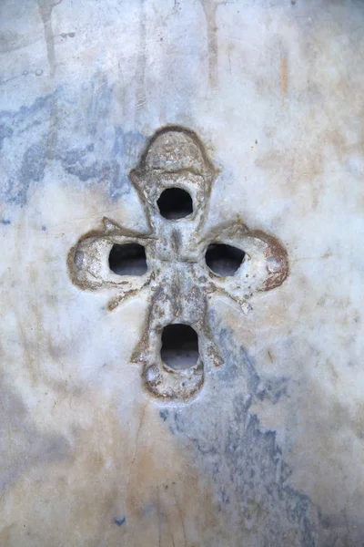 Ancienne croix chrétienne avec quatre trous dans le mur de marbre intérieur — Photo