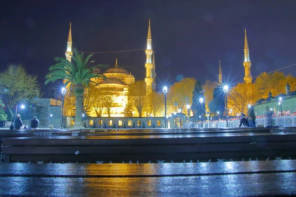 Νυχτερινή προβολή ενός από τα σημαντικότερα τζαμιά στην Ιστανμπούλ καλούν — Φωτογραφία Αρχείου