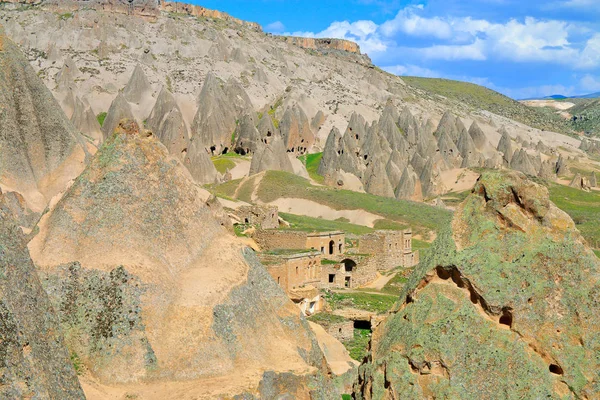Paisaje sobrenatural de la montaña Capadocia . — Foto de Stock