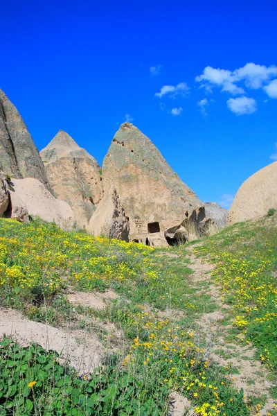 Sendero de montaña a las cavernas abandonadas en Capadocia . — Foto de Stock