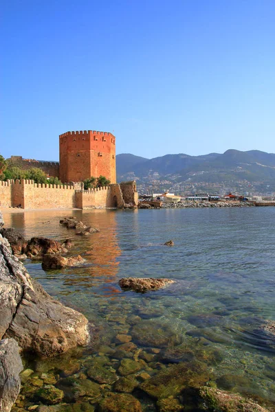 Görünür Antik kırmızı kule ile Alanya şehir Körfezi manzara. — Stok fotoğraf