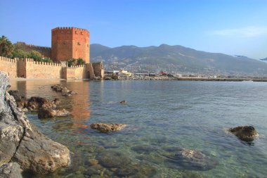 Alanya Körfezi 'nde kırmızı kule ile peyzaj.