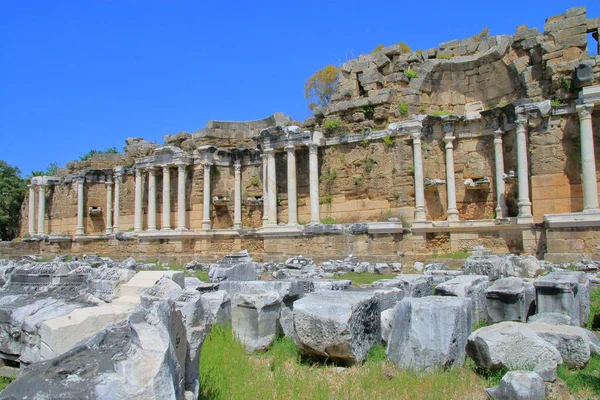 Remains of ancient buildings in the city of Side. — Stock Photo, Image