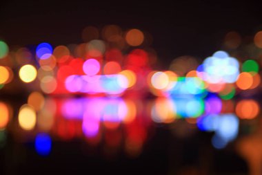 Gece sahilinin ışıkları.