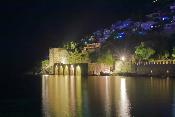 Alanya şehrindeki antik bir tersane gece manzarası. — Stok fotoğraf