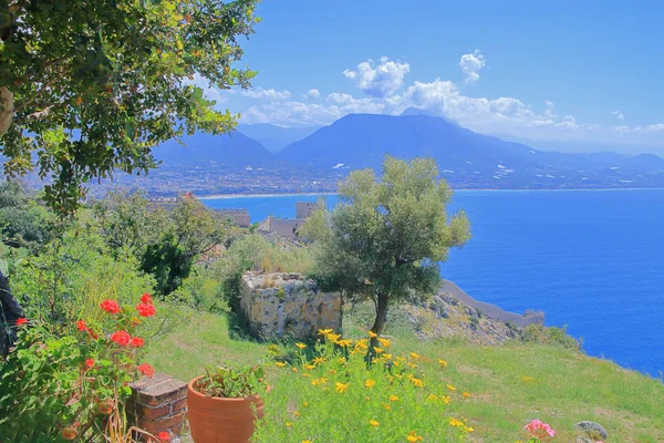 Bir dağ sırası ve antik bir kale ile Deniz Manzarası. — Stok fotoğraf