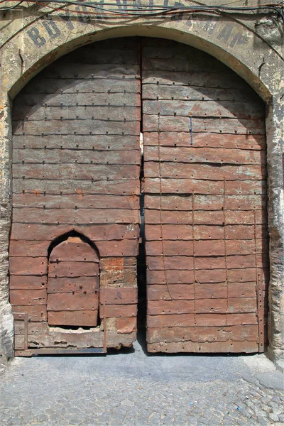 Portão antigo em Istambul no bazar . — Fotografia de Stock