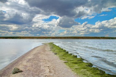 Bulutlu bir günde haliç üzerine kum tükürdü.