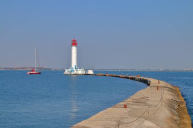 Odessa deniz fenerine giden beton iskele.