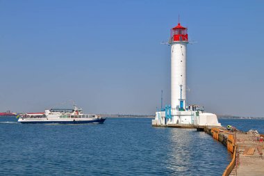 Odessa deniz feneri yakınında zevk tekne yelken.
