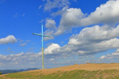 Bir dağın tepesine kurulmuş, gökyüzüne karşı..