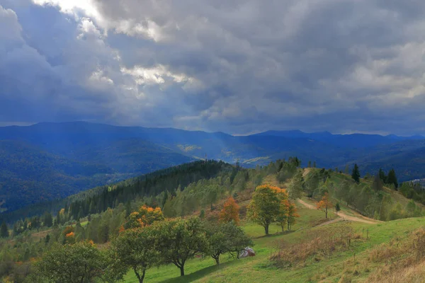 Himmlische Lichtstrahlen bei Sturm in den Bergen. — Stockfoto