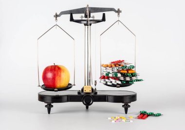 Apple ve beyaz arka plan üzerinde izole kabarcık hap ile ölçekler