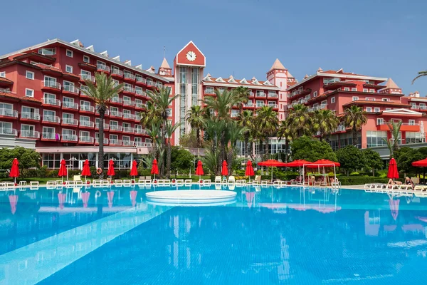 ANTALYA, TURKEY - Nisan 2016: Yeni otel binası ve önünde büyük bir havuz. Mesaj için yer. Denizde yaz tatili kavramı. IC Otelleri Santai Aile Tatil Köyü.