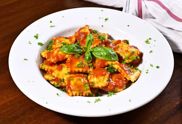 Pastas Frescas Ravioles Con Perejil Hoja Albahaca Cocina Italiana Plato —  Fotos de Stock