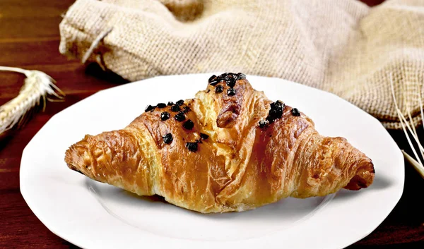 Leckeres Schokoladencroissant Mit Schokoladenbelag Gourmet Szene Mit Holztisch Und Frischem — Stockfoto