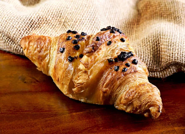 Leckeres Schokoladencroissant Mit Schokoladenbelag Gourmet Szene Mit Holztisch Und Frischem — Stockfoto