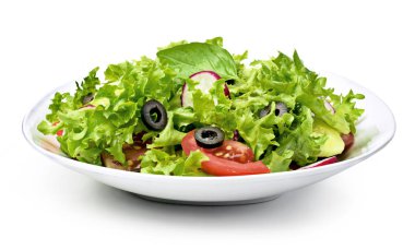 Beyaz tabakta beyaz arka plan üzerinde izole lezzetli taze salata tabağı. Sahne, taze marul, domates, salatalık ve zeytin bir kapta yemek sağlıklı.