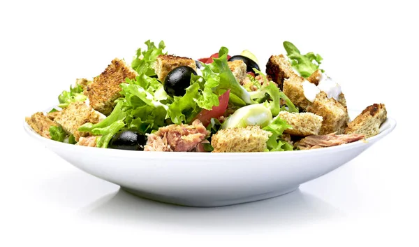 美味的新鲜沙拉碟 白色的盘子 在白色的背景上孤立 健康饮食场景 新鲜生菜 西红柿 金枪鱼 烤面包或蒜和橄榄在碗里 — 图库照片